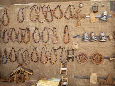 Oltre ai bracciali Mino crea anche tutta una serie di altre opere che richiamano la tradizione bitettese